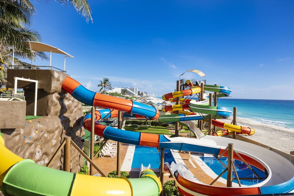 Crown Paradise Club Cancun